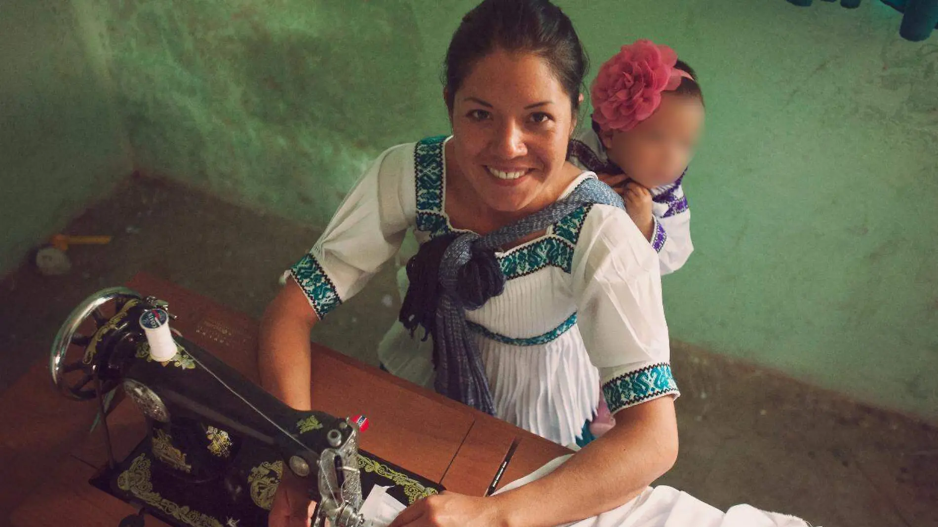 Mujeres indígenas pasan horas afinando detalles de la vestimenta.  Foto Cortesía.